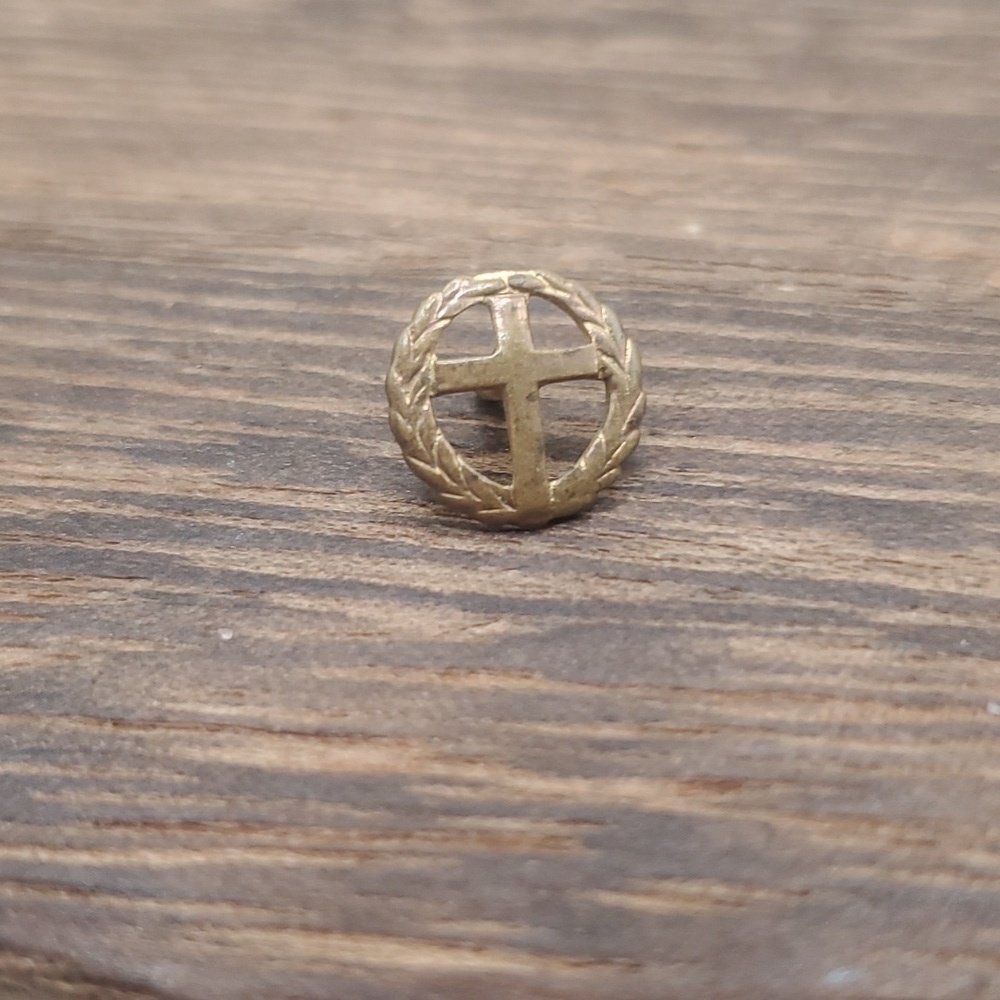 B674 10k‎ cross wreath pin unsigned